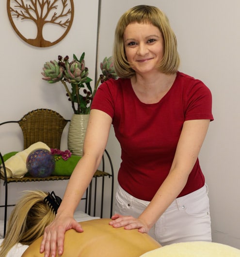 Verwöhnmassage mit Lomi, Aromaölmassage